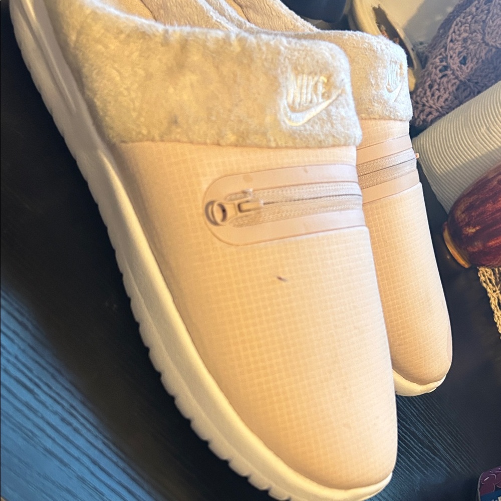 Nike Women's Beige Fleece-Lined Slippers